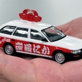 まさか！？　かにのオブジェが屋根上に…かに道楽営業車『カローラ バン』が大人のトミカに…世界に1台の実車を1/64で再現 画像