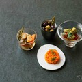（左から）季節野菜の出汁ピクルス、燻製オリーブマリネ、白味噌キャロットラペ、焼き茄子と発酵トマト、昆布のマリネ