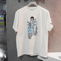 プラザショップで限定販売される浦野周平氏のイラストが描かれたTシャツ