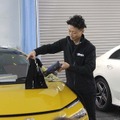 XPEL JAPANの山下正人氏がカラーPPFにヒートガンで熱を当てているところ