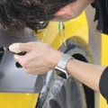 XPEL JAPANの施工トレーナーが、細部だけをピンポイントで炙る「ガストーチ」を活用する実戦的なテクニックをレクチャーしていた