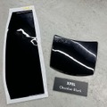 施工トレーニング研修用として、研修車両のメルセデス・ベンツ用に用意されたグロス調の「Obsidian Black」。左側にあるのがカットされたカラーPPF