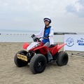 ビーチクリーナーに乗る子ども