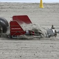 ホンダ独自開発の清掃用機材：サンドスクリーン。通称バタバタ、砂とゴミを分けるふるい