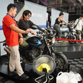 「鈴鹿8耐2026」ホンダブースで「Eクラッチ」体験ができた『CB400スーパーフォア』