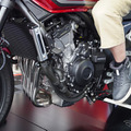 青木タカオ氏が「鈴鹿8耐2026」ホンダブースでCB400スーパーフォアのEクラッチを体験