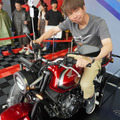 青木タカオ氏が「鈴鹿8耐2026」ホンダブースでCB400スーパーフォアのEクラッチを体験
