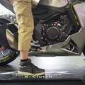 ホンダ CBR400Rフォア Eクラッチの足つきをチェック（鈴鹿8耐2026）