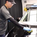 トウメイの社員たちは、帽子、ゴーグル、ビニール手袋を着用して施工作業を行うことが徹底されている