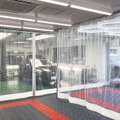 「洗車ピットエリア」では、施工時の水の飛び跳ねを防ぐためにビニールカーテンを設置