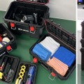 トウメイの社員たちが出張施工時に必要となるツールが揃えられている3段積み重ね式のツールボックス