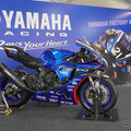「鈴鹿8耐2026」ヤマハブースに展示されたヤマハチームのマシン