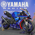 「鈴鹿8耐2026」ヤマハブースに展示されたヤマハチームのマシン