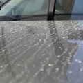 洗車を少しサボったら「白いウロコ汚れ」「黒い筋」などが残る…車の水アカを落とす正しい方法とは？　デメリットと注意点を知る