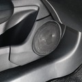 ドアの純正スピーカーグリル周辺を加工してアウターバッフル化。ドア形状や純正ラインを損なわないスマートなデザインとした。