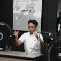 向かって右がレース用タイヤのゴムを使ったスーパーボール、左が市販用タイヤのゴム製