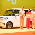 BYD ラッコのCMキャラクターをつとめる女優の広瀬アリスさん（中央）