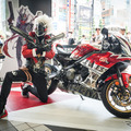 ヒーローと特別仕様車が秋葉原に降臨！　ゼンゼロ・コラボ仕様　ヤマハ「XSR900 GP」がカッコよすぎ 画像
