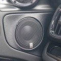 ドア上部の純正位置にはバッフル面を加工してミッドロー（モレルのハイブリッドMW4）をインストールする。