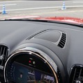 センタースピーカーにもモレルのBMW専用モデルをインストール。明瞭な音像定位などで有利な取り付けとなった。
