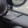 ドア上部に取り付けられたミッドハイのブラケットはドア形状に合わせたデザイン処理が施され、内装との一体感も抜群。