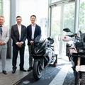 MVアグスタ「Motorcycle Art Gallery」が開催。写真左がオートグローバルコシダ外山和也社長