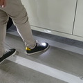 足を差し出す場所を光で教えてくれる「足元投影ガイド付きハンズフリースライドドア」