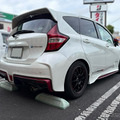 テイン フレックスZ　ノートe-POWERニスモ装着例（フロント 25mmダウン / リア 20mmダウン）