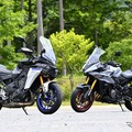 ヤマハ トレーサー9 GT＋ Y-AMT（左）とスズキ GSX-S1000GX（右）