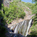 最初の目的地は日本三名瀑のひとつ「袋田の滝」。高さ120メートル、幅73メートルの大きさを誇り、夏は新緑、秋は紅葉、そして冬は滝が全面凍結して、四季折々に姿を変える