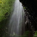 “知る人ぞ知る”「月待滝」。水量に応じて2本～3本とその見せ方は変わり、二筋の時は「夫婦滝」、三筋の時は「親子滝」とも呼ばれる。滝の裏側に回って風景を見るのもいい