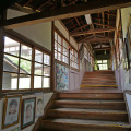 数々のドラマや映画のロケ地として使われ来たのが「旧上岡小学校」。明治時代に建てられた木造校舎で、国登録有形文化財にして済み。土日祝日のみ無料で見学できる