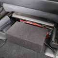 運転席のシート下にはこのようにパワーアンプとDSPをインストール。DSPにはカバーが設けられている。