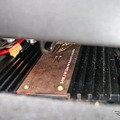 シートの脇からパワーアンプを見るとこの通りスペースにぴったりの効率のよい取り付けであることがわかるだろう。