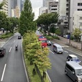 一般道路で、中央分離帯や車両通行帯がある例：法定速度60km/h