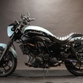 エリミネーターが持つ流れるようなラインフォルムに沿ったデザインの「GOODSEAT “COBRA” for ELIMINATOR/SE」