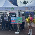 楽天イーグルスのチアリーダーも応援。「最強EV乗り比べ試乗会」の「おとなの自動車保険」の特設ブースを盛り上げる