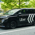 東京・丸の内を走る「Uberプレミアム」車両の新型日産『エルグランド』