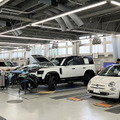 20台以上に対応できる作業スペースを備え、整備や修理を自社スタッフで対応