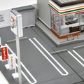 特徴的な看板やのぼり、駐車場の倉庫や表示看板なども再現　(C) TOMY