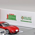 特徴的な看板やのぼり、駐車場の倉庫や表示看板なども再現　(C) TOMY