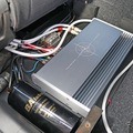 助手席側の後席足もとスペースに設置されたアンプラック、ここにはクワトロリゴのプレシジョンTWOがインストールされている。