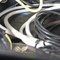 助手席の前方を見るとDSPであるヘリックスDSP PRO mk3が収められているが見える、狭小スペースをうまく活用した取り付けだ。