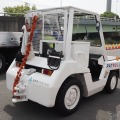 トーイングトラクター。空港で貨物コンテナをけん引する車と同じ（2026年地震防災訓練）