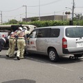 必ず一輪にはゴージャッキを装着しないでおく。逸走しないため。ゴージャッキのない車輪を中心に車両を回転させる（2026年地震防災訓練）