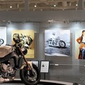 「イラストレーターが描く YAMAHAバイクのあるスタイル展」がYamaha E-Ride Baseで開催