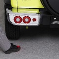 マーカーを足で踏んでその足を引くだけでリアゲートの開閉が可能
