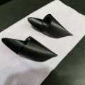 3Dプリンターで作ったパーツと車両の内張などをドッキングさせる作業。ぴたりとフィットするので接着作業がメインになる。