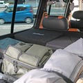 荷室は御覧の通り、キャンプギアや釣り道具などを満載する。パワードサブウーファーは左前方に設置しているのがわかる。