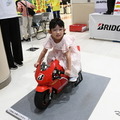 ミニバイクが展示され、子供が乗って記念撮影が可能。人気のコーナーでした